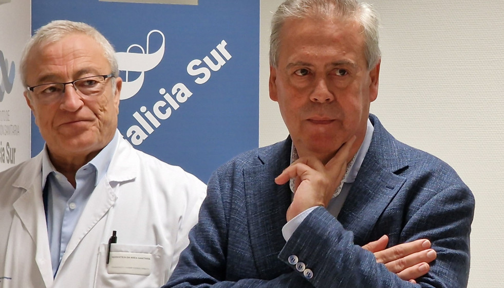 El gerente del Área Sanitaria de Vigo, Javier Puente, junto al conselleiro de Sanidade, Antonio Gómez Caamaño, esta mañana en Vigo.