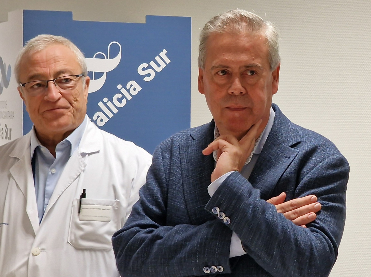 El gerente del Área Sanitaria de Vigo, Javier Puente, junto al conselleiro de Sanidade, Antonio Gómez Caamaño, esta mañana en Vigo.