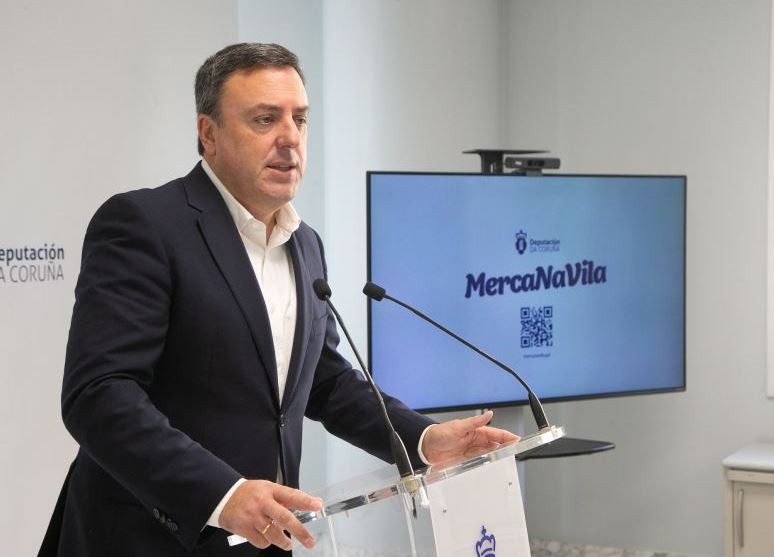 El presidente de la Deputaciu00f3n de A Coruu00f1a presentando Merca na Vila