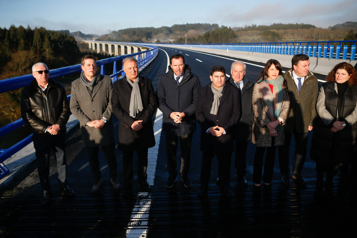 El ministro de Transportes y Movilidad Sostenible, Óscar Puente(c), asiste a la puesta en servicio del tramo Palas de Rei-Melide de la A-54, en el Viaducto de Pambre, a 3 de febrero de 2025, en A Cor