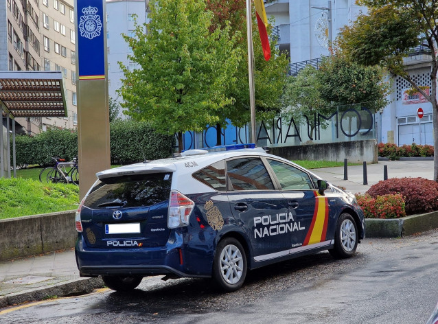 Archivo - Coche de la Policía Nacional ante la Comisaría de Vigo-Redondela.