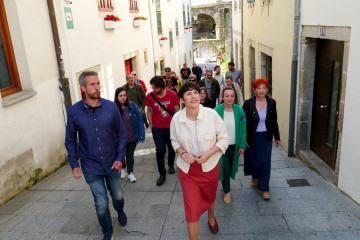 Archivo - El candidato del BNG a la Alcaldía de Lugo, Rubén Arroxo, y la portavoz nacional del BNG, Ana Pontón, en el barrio de A Tinería, en Lugo, en mayo de 2023