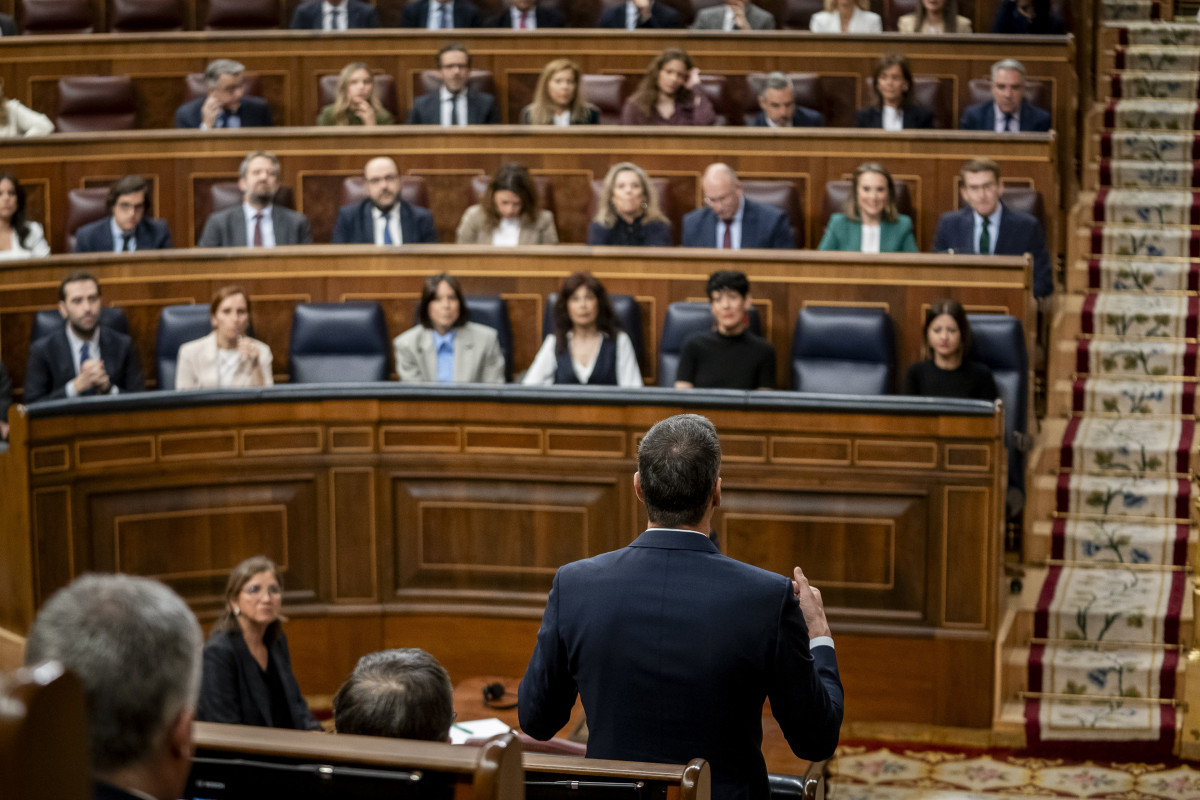(I-D) El presidente del Gobierno, Pedro Sánchez, interviene durante la sesión plenaria en el Congreso de los Diputados, a 21 de febrero de 2024, en Madrid (España). En la segunda Sesión de Control