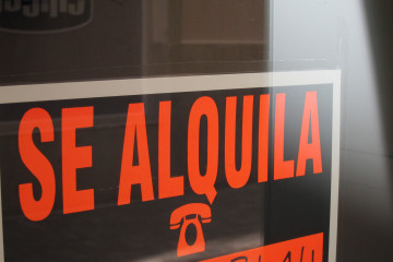 Archivo - Cartel, Se alquila, alquiler, arrendamiento, arrendatario