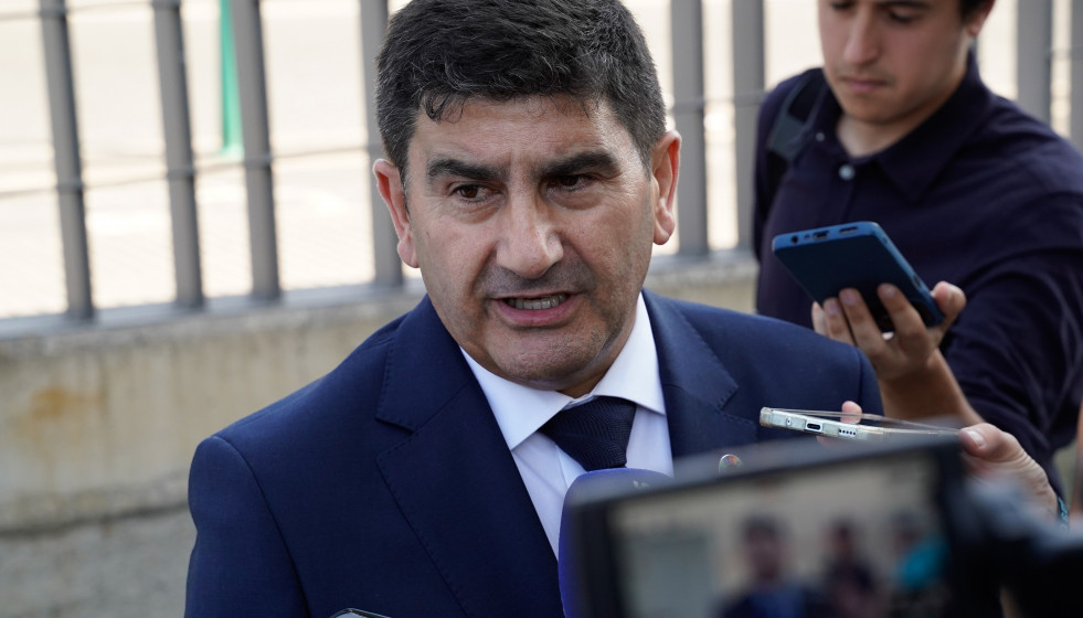 Archivo - El delegado del Gobierno en Galicia, Pedro Blanco Lobeiras, llega a la capilla ardiente del sindicalista gallego Suso Díaz, a 9 de julio de 2025, en Ferrol, A Coruña, Galicia (España).