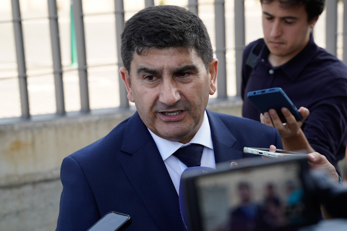Archivo - El delegado del Gobierno en Galicia, Pedro Blanco Lobeiras, llega a la capilla ardiente del sindicalista gallego Suso Díaz, a 9 de julio de 2025, en Ferrol, A Coruña, Galicia (España).
