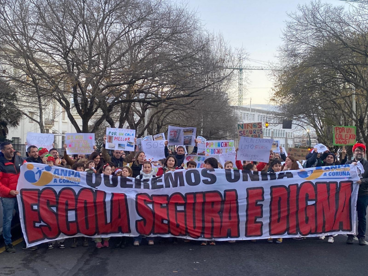 Concentraciu00f3n del CEIP de Pru00e1cticas de A Coruu00f1a por el estado de las instalaciones en una imagen de 2024 del Facebook del AMPA