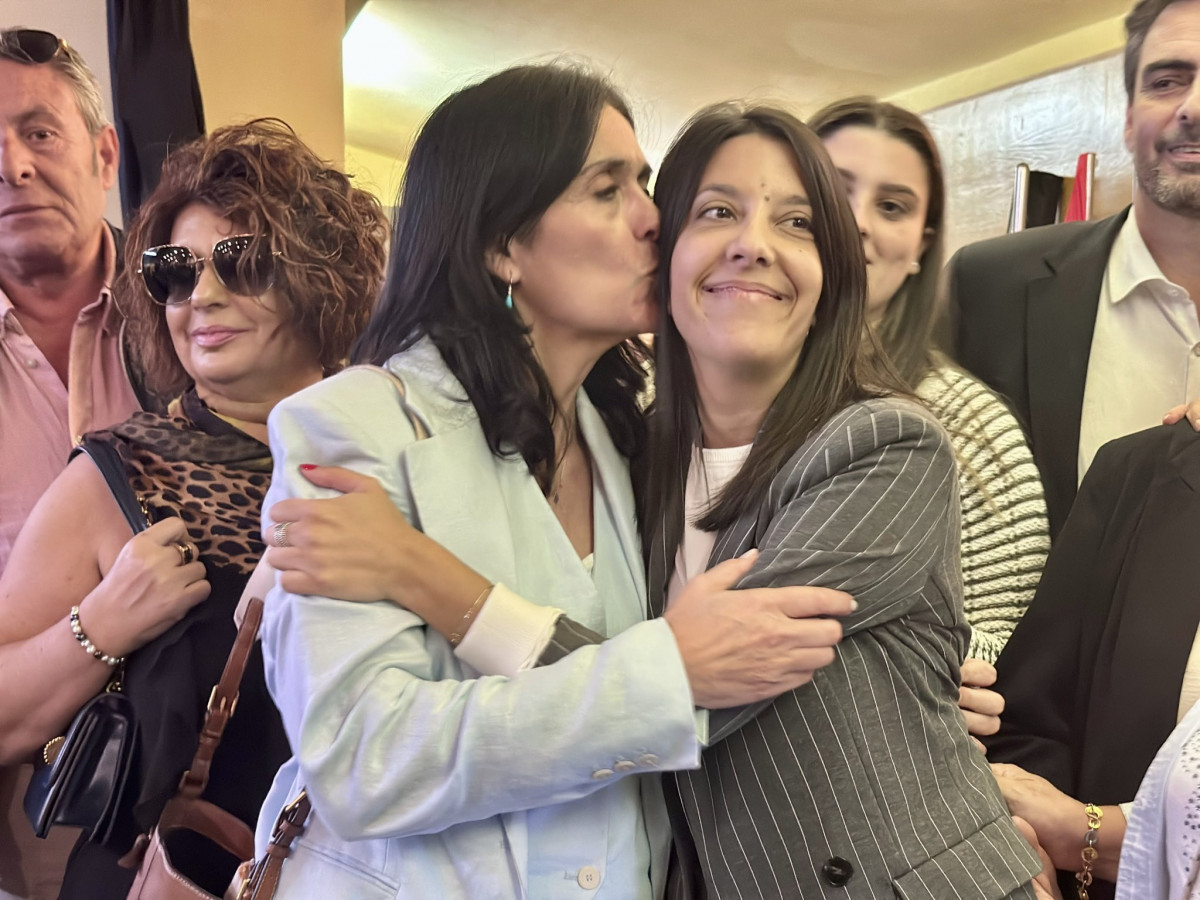 La nu00famero 2 del PPdeG Paula Prado besa a la nueva alcaldesa de Ribeira