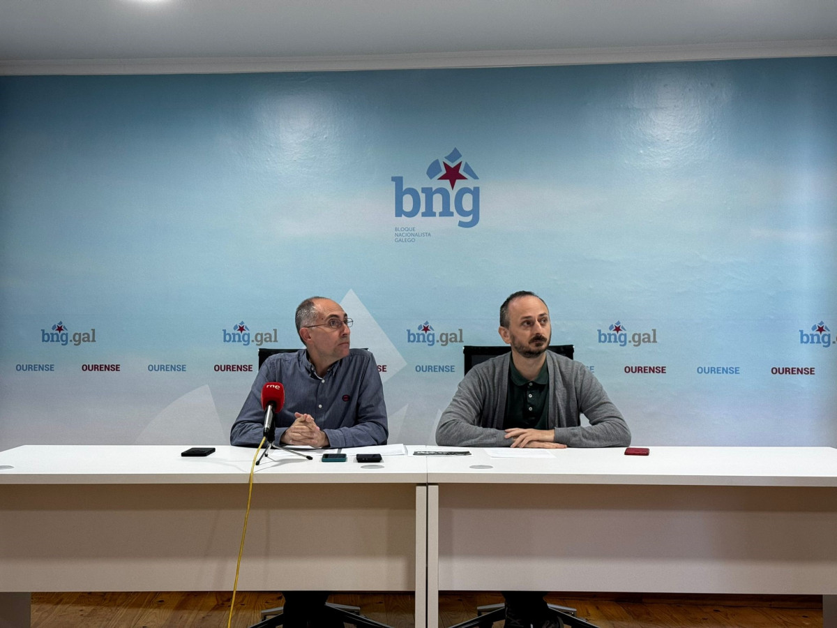Rueda de prensa en el local comarcal del BNG en Ourense, presidida por el representante local del BNG en Amoeiro, Marcos Blanco, y el militante del partido en el municipio Agustín Gómez