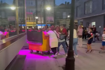 Contenedor empujado durane las protestas en Cangasjpg