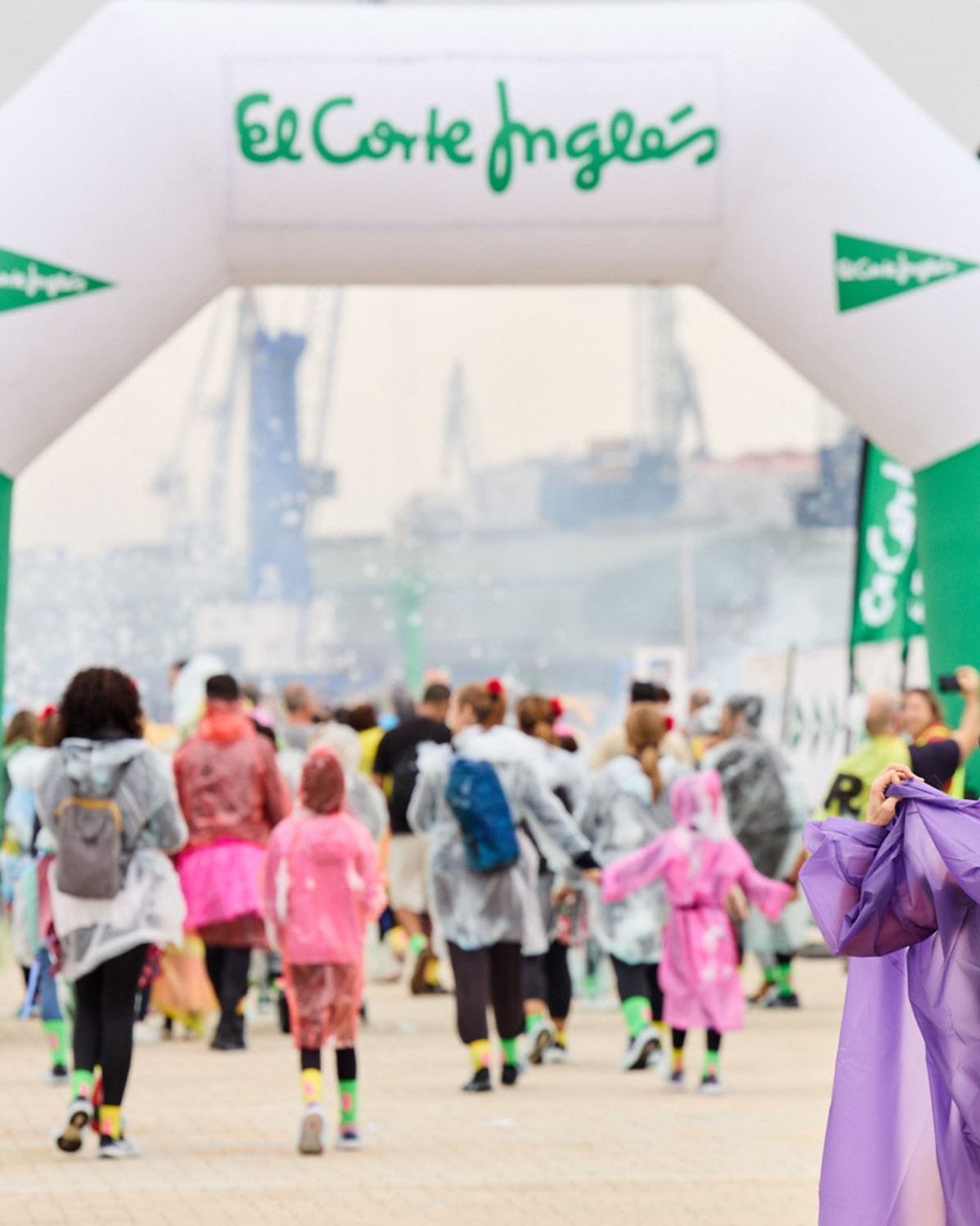 Puede ser una imagen de una o varias personas, multitud y texto