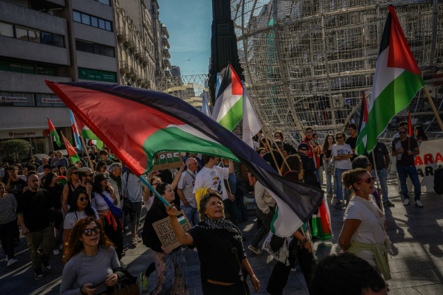 Manifestantes portando banderas palestinas durante un paro parcial con motivo de la huelga general por Palestina, en el Hospital Provincial, a 15 de octubre de 2025, en Vigo, Pontevedra, Galicia (España). Hoy está convocada una huelga general y estudianti