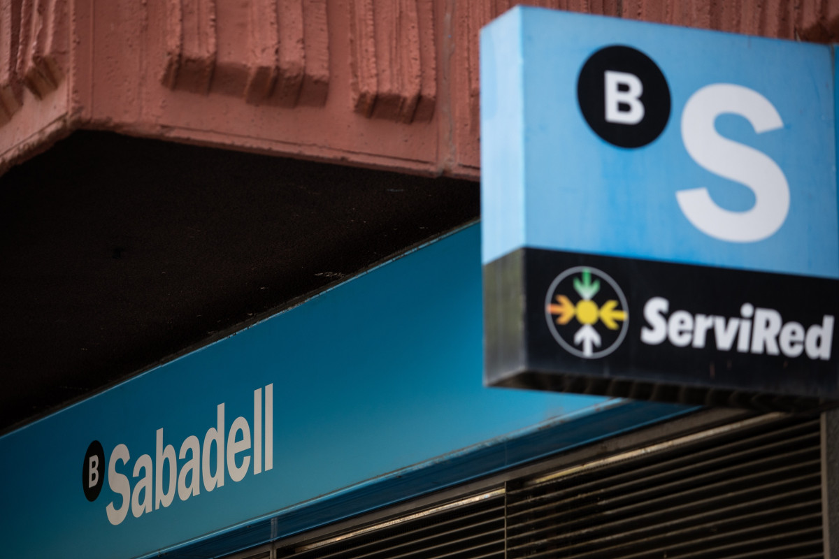 Archivo - Una de las oficinas de Sabadell, a 6 de junio de 2024, en Madrid (España). El Consejo de Gobierno del Banco Central Europeo (BCE) ha decidido hoy  bajar los tipos de interés en 25 puntos b
