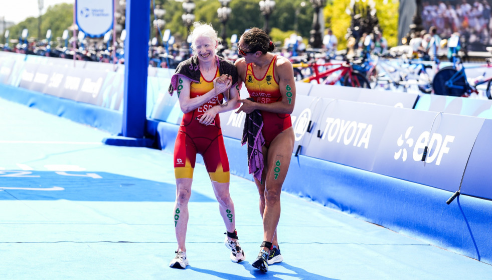 Archivo - Susana Rodríguez y su guía Sara Pérez tras conseguir la medalla de oro en Paris 2024