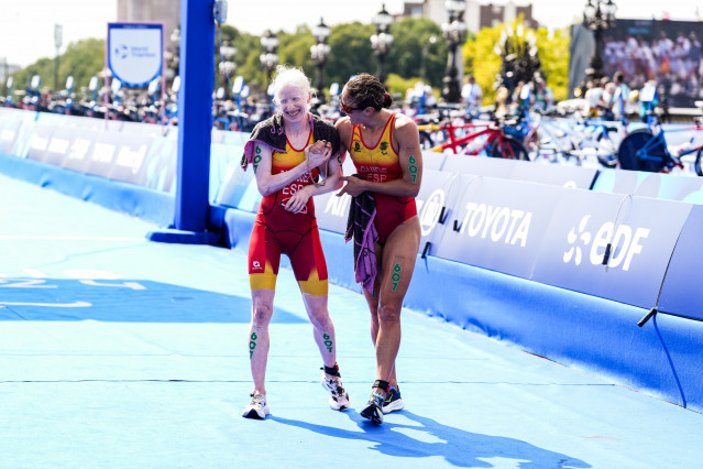 Archivo - Susana Rodríguez y su guía Sara Pérez tras conseguir la medalla de oro en Paris 2024