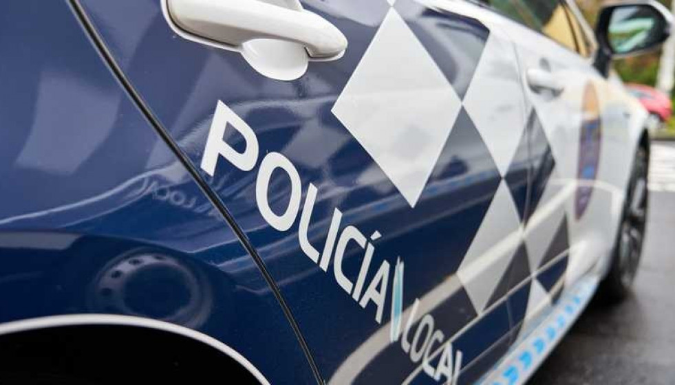 Archivo - Imagen de un coche de la Policía Local.