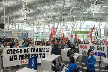 Trabajadores de Ryanair protestan en el Aeropuerto de Santiago contra el ERE presentado por la compañía aérea