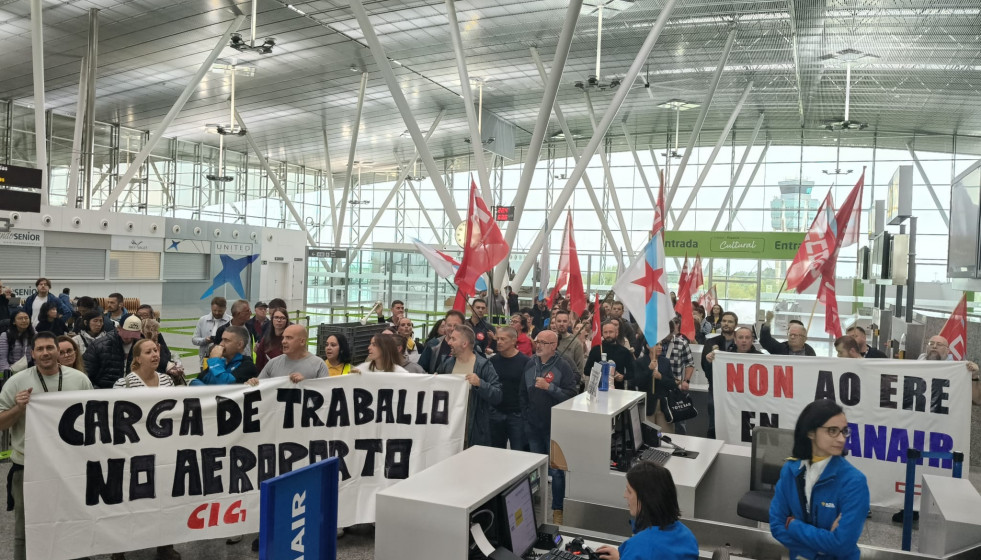 Trabajadores de Ryanair protestan en el Aeropuerto de Santiago contra el ERE presentado por la compañía aérea