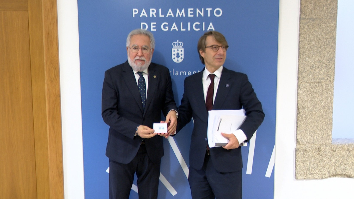 El conselleiro de Facenda, Miguel Corgos, ha entregado este lunes el proyecto de presupuestos de la comunidad para el año que viene al presidente de la Cámara autonómica, Miguel Santalices, que aho