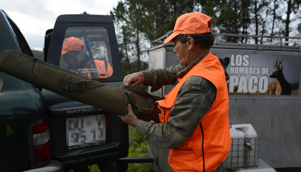 Archivo - Un hombre se prepara para cazar en los montes de Cameixa, a 12 de octubre de 2024, en Boborás, Orense, Galicia (España).