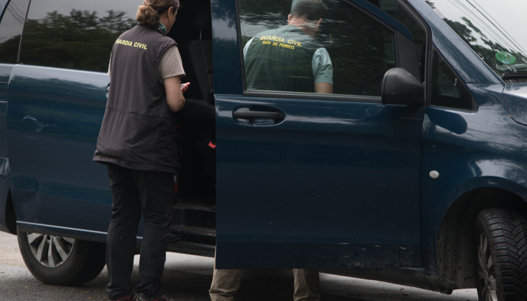 Archivo - Agentes del Equipo contra el Crimen Organizado (ECO) de la Guardia Civil trabajan en un amplio operativo contra el narcotráfico, a 26 de abril de 2023, en Vilagarcía de Arousa, Pontevedra,