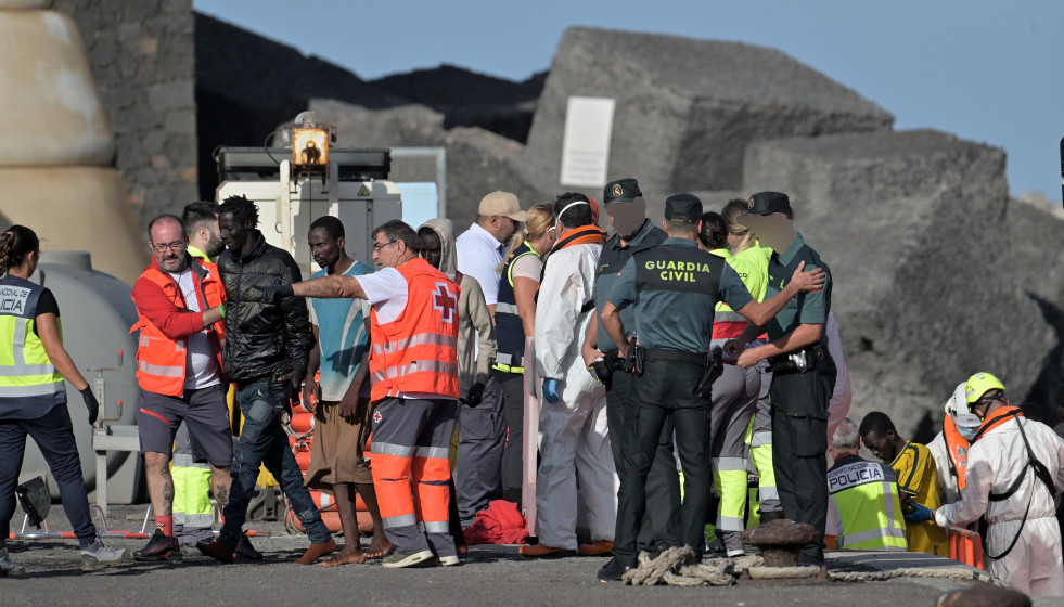 Archivo - Efectivos de emergencias atienden a personas en el Muelle de la Restinga, El Hierro, Canarias
