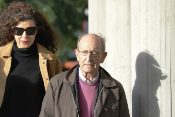 Archivo - El exdirector de El Corrre Gallego José Manuel Rey Novoa (d), a su llegada al Juzgado de Instrucción Número 1 de Santiago, 15 de mayo de 2025, en Santiago de Compostela, A Coruña, Galici