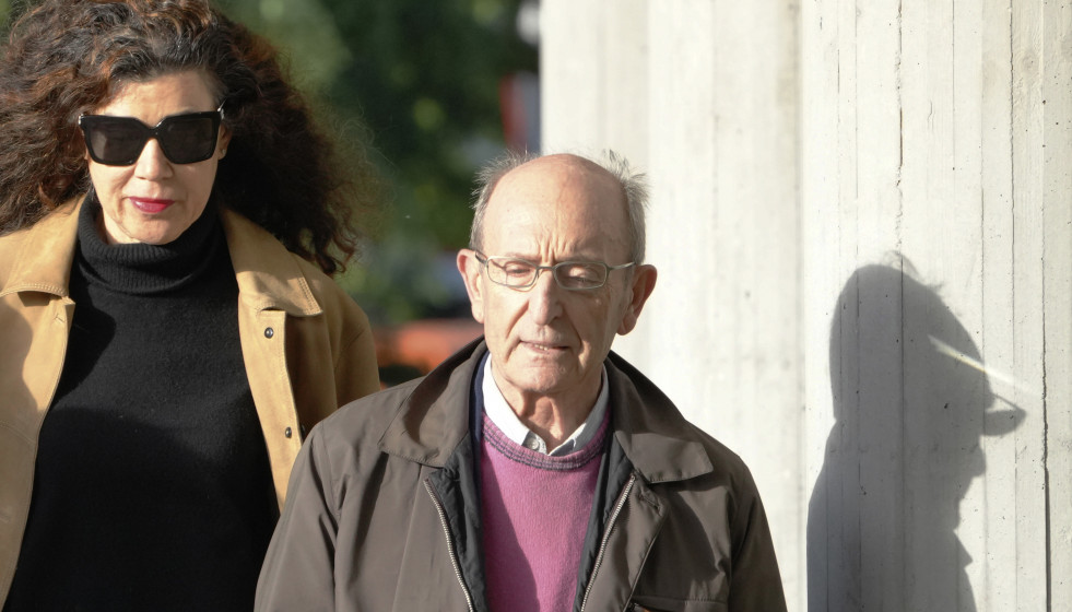 Archivo - El exdirector de El Corrre Gallego José Manuel Rey Novoa (d), a su llegada al Juzgado de Instrucción Número 1 de Santiago, 15 de mayo de 2025, en Santiago de Compostela, A Coruña, Galici