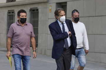 El patrón del ‘Villa de Pitanxo', Juan Padín (i-morado), y su sobrino, Eduardo Rial (c-blanco).