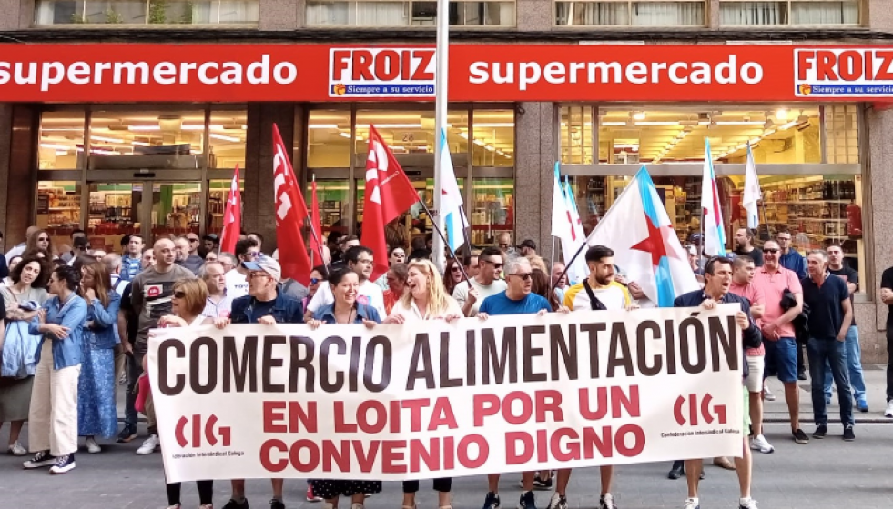Protesta del sector de alimentación frente a un Froiz en una imagen de CIG
