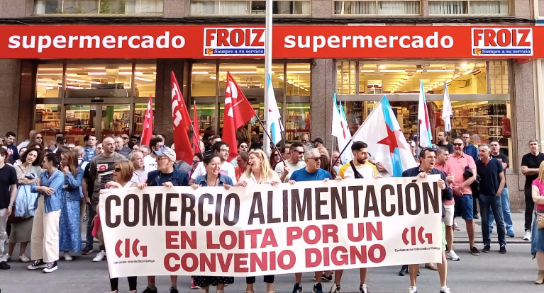 Protesta del sector de alimentación frente a un Froiz en una imagen de CIG