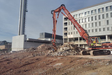 La Xunta completa la demolición del Hotel de Pacientes del CHUAC.