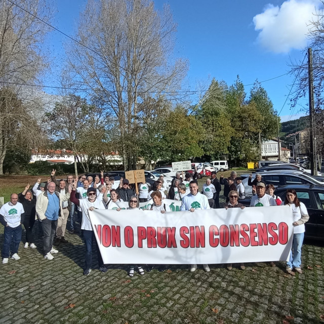 El parlamentario Aitor Bouza junto a las personas propietarias de las Fragas do Eume.