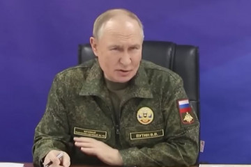 Vladimir Putin se vistió de militar para anunciar la prueba del misil