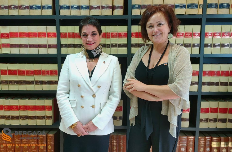 Marta  Bergada a la derecha en una imagen de su buffete