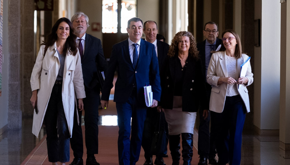 El conselleiro de Educación, Román Rodríguez, y su equipo