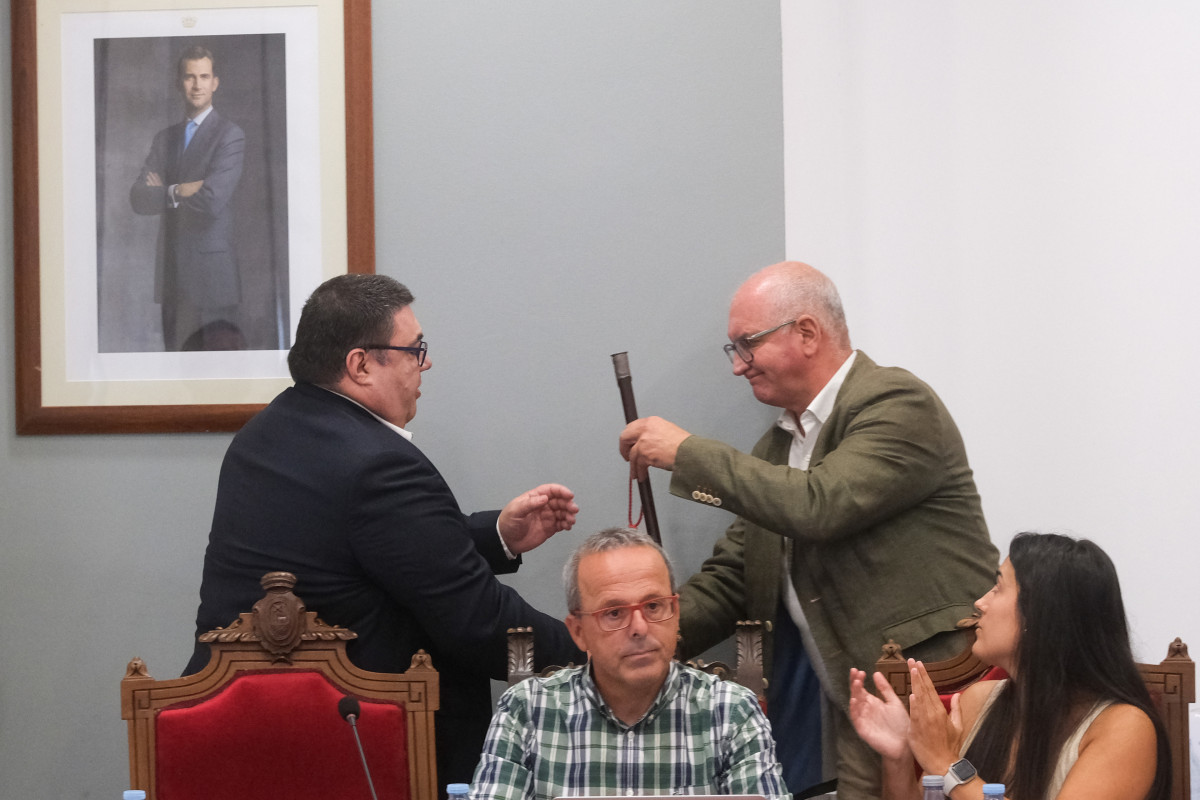El nuevo alcalde de Noia, Francisco Pérez (i), recibe el bastón de mando de manos del anterior alcalde, Santiago Freire (d) tras salir adelante la moción de censura, a 11 de agosto de 2025, en Noia