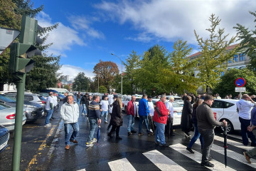 Protesta de taxistas que rodean la Xunta en Santiago