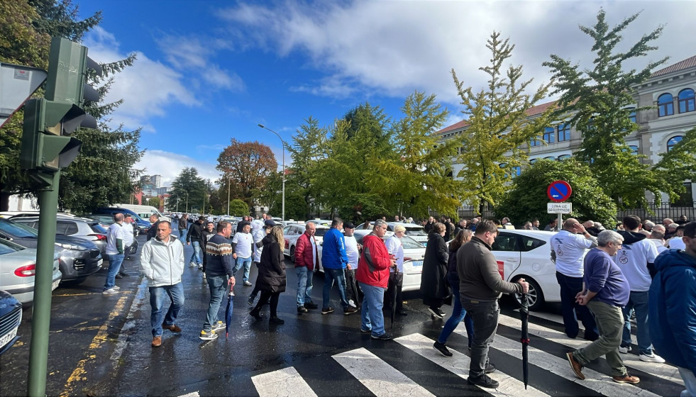 Protesta de taxistas que rodean la Xunta en Santiago