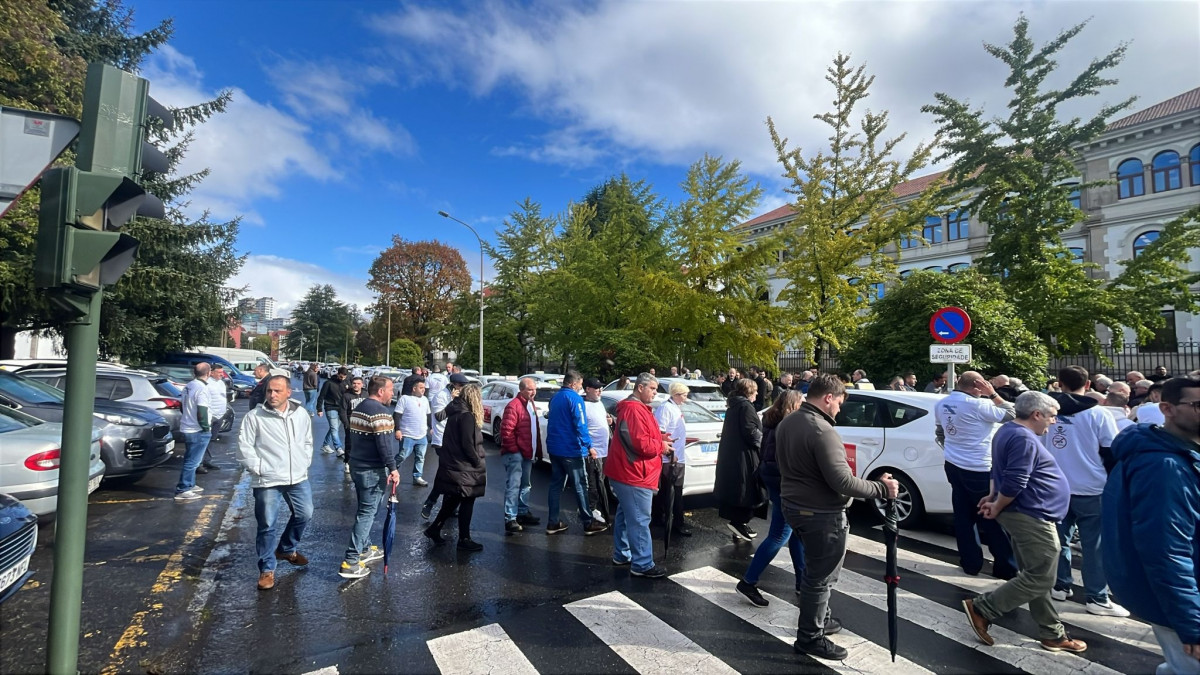 Protesta de taxistas que rodean la Xunta en Santiago
