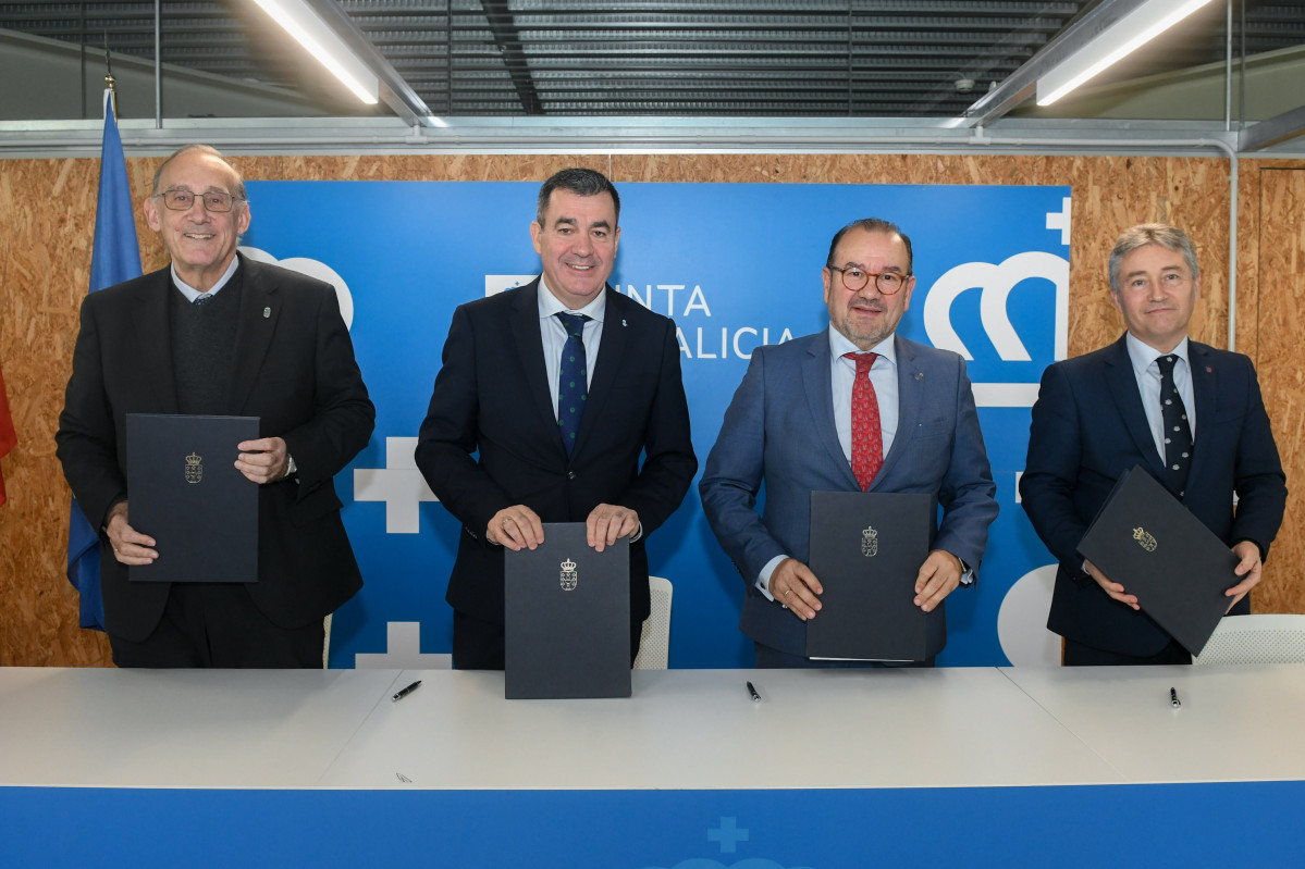 Archivo - El conselleiro de Educación, Ciencia, Universidades e FP, Román Rodríguez, y los rectores de las tres universiades públicas gallegas. (Imagen de archivo)