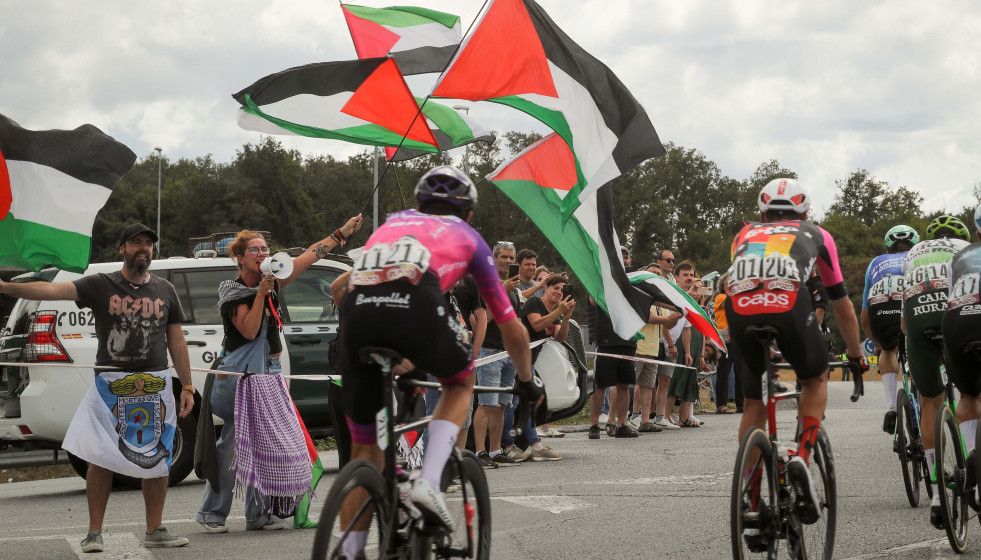 Activistas propalestinos intentan cortar la carretera durante la 15ª etapa de la Vuelta Ciclista a España, a 7 de septiembre de 2025, en O Corgo, Lugo