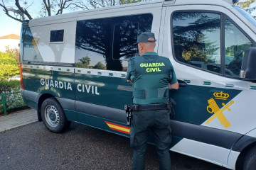 Archivo - Imagen de una furgoneta y un agente de la Guardia Civil.