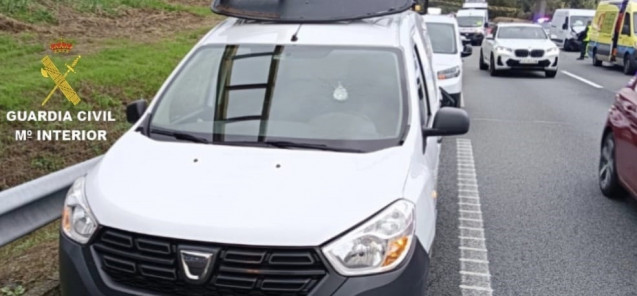 Un herido leve en un accidente múltiple en la AP-9, en Vilaboa, después de que arrojasen piedras a la calzada