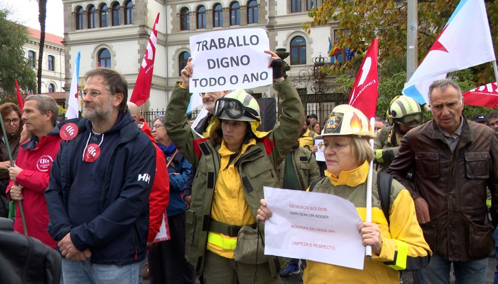 Personal del Servizo de Prevención e Defensa contra Incendios Forestais (SPIF)  en la manifestación de este jueves en Santiago de Compostela.