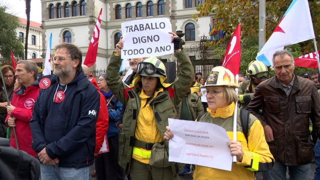 Personal del Servizo de Prevención e Defensa contra Incendios Forestais (SPIF)  en la manifestación de este jueves en Santiago de Compostela.