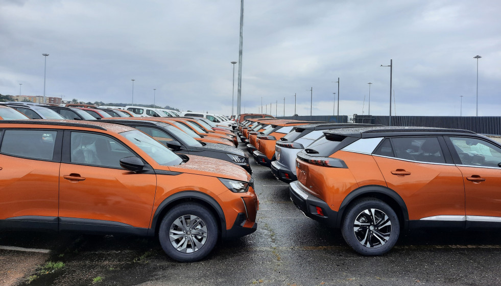 Archivo - Vehículos para exportar producidos en Stellantis Vigo.