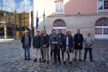 El portavoz del PPdeG en el Parlamento gallego, Alberto Pazos, ante el izado de la bandera palestina, gallega y de la Univesidade da Coruña, en la plaza del Rectorado de la UDC.