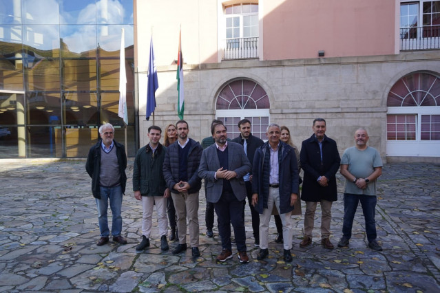 El portavoz del PPdeG en el Parlamento gallego, Alberto Pazos, ante el izado de la bandera palestina, gallega y de la Univesidade da Coruña, en la plaza del Rectorado de la UDC.