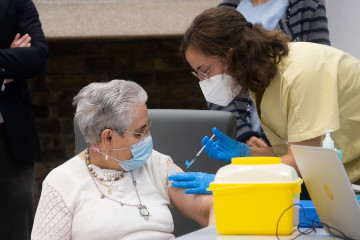 Archivo - Una persona mayor recibiendo una vacuna en una residencia